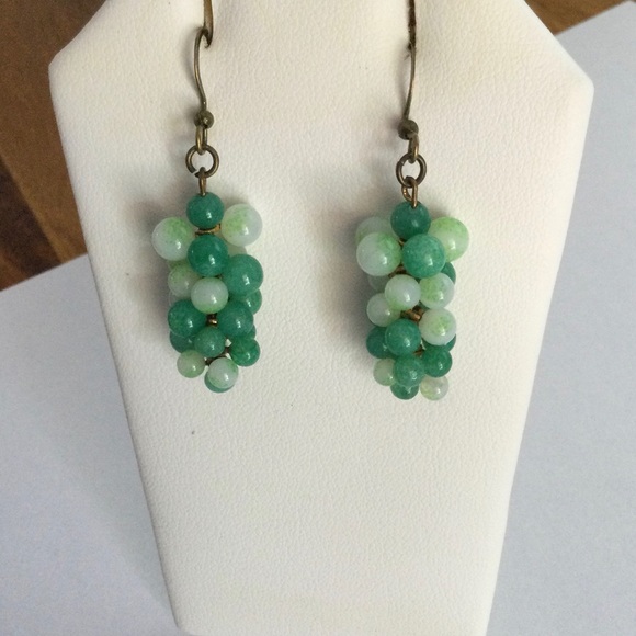 Vintage Faux Jade Grapes Necklace & Earrings Set with Bronze Findings - Picture 4 of 7